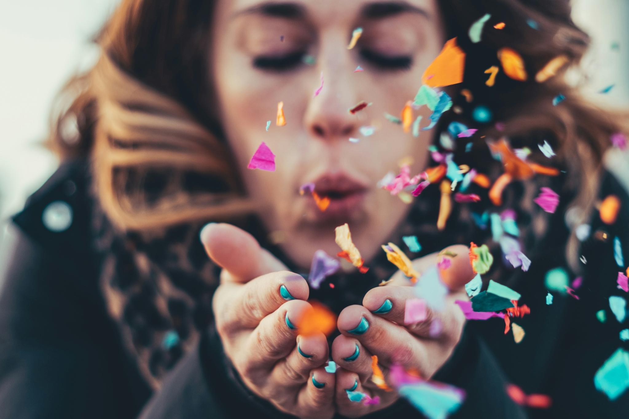 Frau mit Konfetti